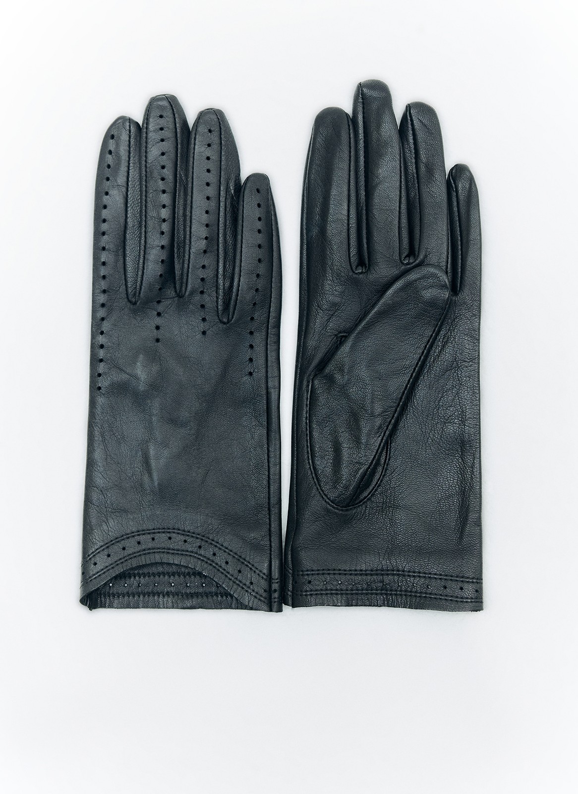 Короткие перчатки из натуральной кожи. Эта модель база высокого качества на осень. Носите в прохладную погоду с пальто и плащами.