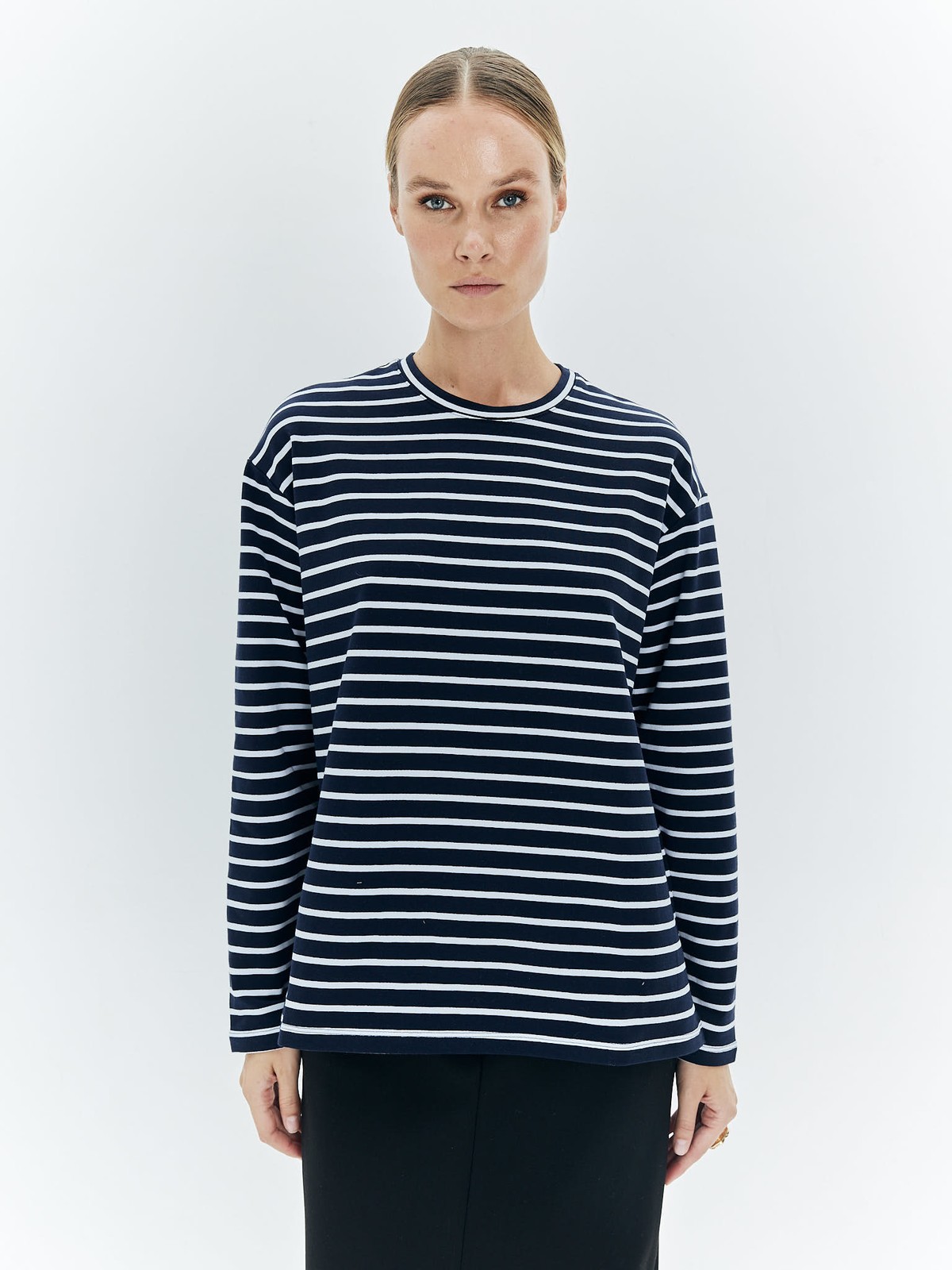 Лонгслив в полоску, цвет: Сине-белый Allweneed Лонгслив свободного кроя из мягкого трикотажного полотна. Актуальный удлинённый рукав и спущенная пройма. Благодаря приятной на ощупь ткани и отличному составу в нашей тельняшке вам будет комфортно целый день. Мы советуем носить модель с джинсами и юбками 24/7.