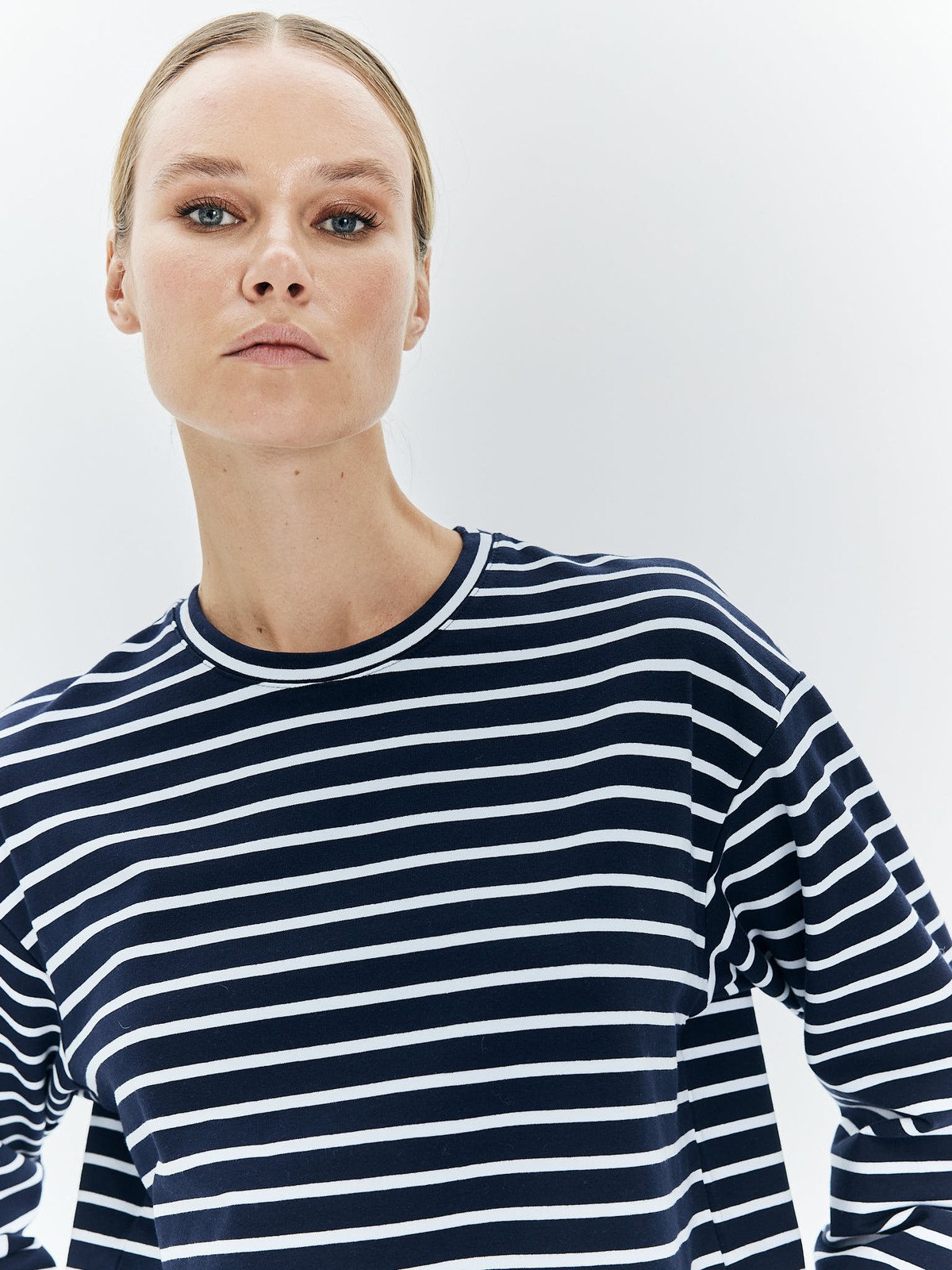 Лонгслив в полоску, цвет: Сине-белый Allweneed Лонгслив свободного кроя из мягкого трикотажного полотна. Актуальный удлинённый рукав и спущенная пройма. Благодаря приятной на ощупь ткани и отличному составу в нашей тельняшке вам будет комфортно целый день. Мы советуем носить модель с джинсами и юбками 24/7.