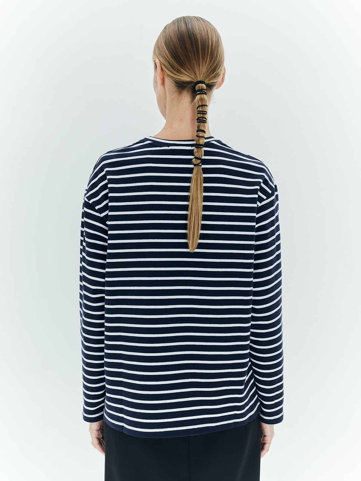 Лонгслив в полоску, цвет: Сине-белый Allweneed Лонгслив свободного кроя из мягкого трикотажного полотна. Актуальный удлинённый рукав и спущенная пройма. Благодаря приятной на ощупь ткани и отличному составу в нашей тельняшке вам будет комфортно целый день. Мы советуем носить модель с джинсами и юбками 24/7.