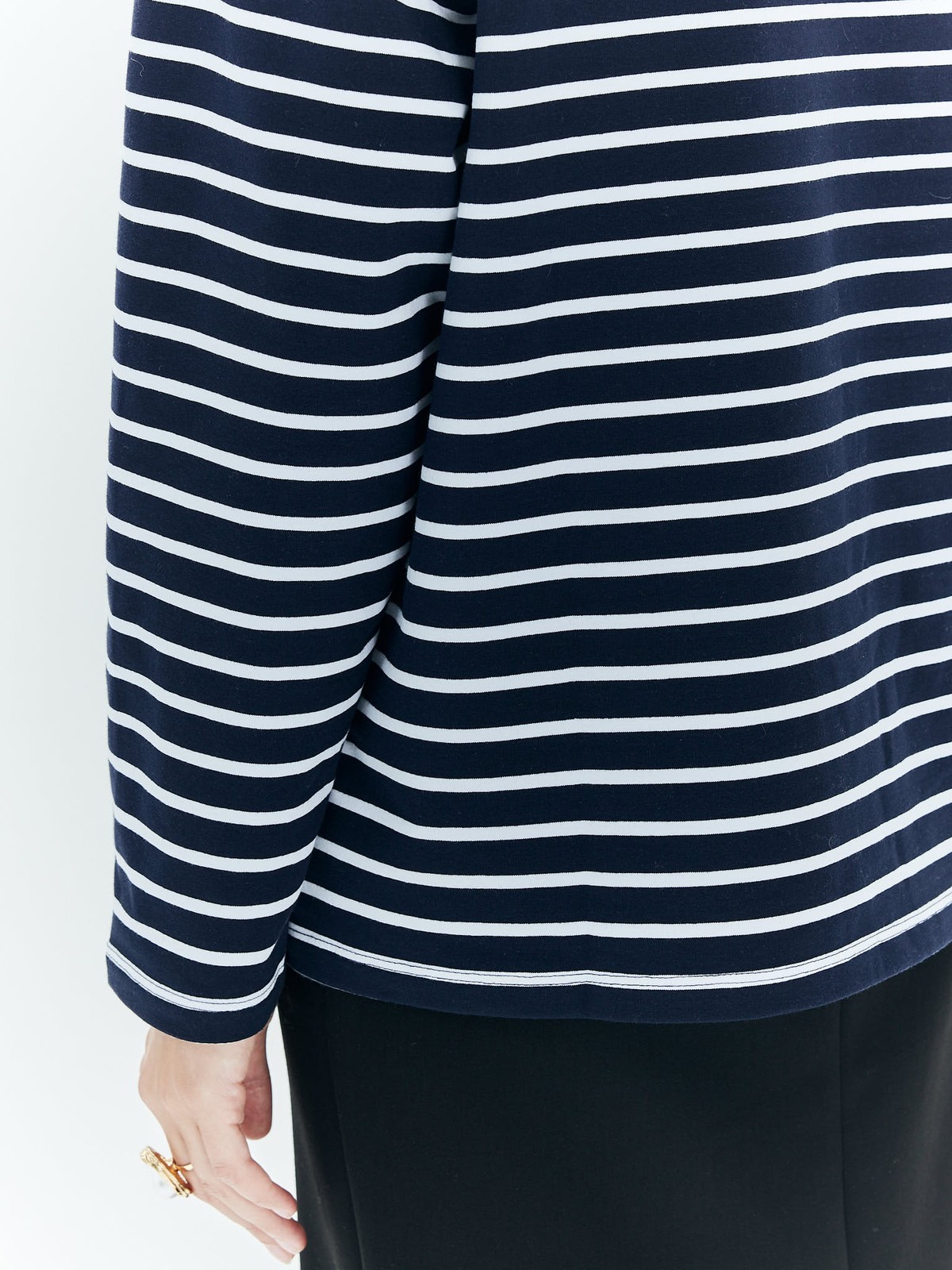 Лонгслив в полоску, цвет: Сине-белый Allweneed Лонгслив свободного кроя из мягкого трикотажного полотна. Актуальный удлинённый рукав и спущенная пройма. Благодаря приятной на ощупь ткани и отличному составу в нашей тельняшке вам будет комфортно целый день. Мы советуем носить модель с джинсами и юбками 24/7.