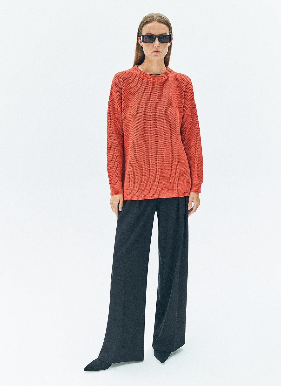 Трикотажный джемпер с длинным рукавом для женщины, цвет: Терракотово-Красный Allweneed Хлопковый свитер. Модель свободного силуэта, с круглой горловиной. Легко вписывается в осенний гардероб. Благодаря слегка расслабленной, но плотной вязке мелкой косичкой создается эффект воздушности. Материал дышит и позволяет поддерживать оптимальную температуру тела. Каждый сезон мы пополняем палитру модели новыми оттенками. Летом свитер подходит для прохладных вечеров, а осенью советуем включить его в повседневную базу и носить с футболками и рубашками.