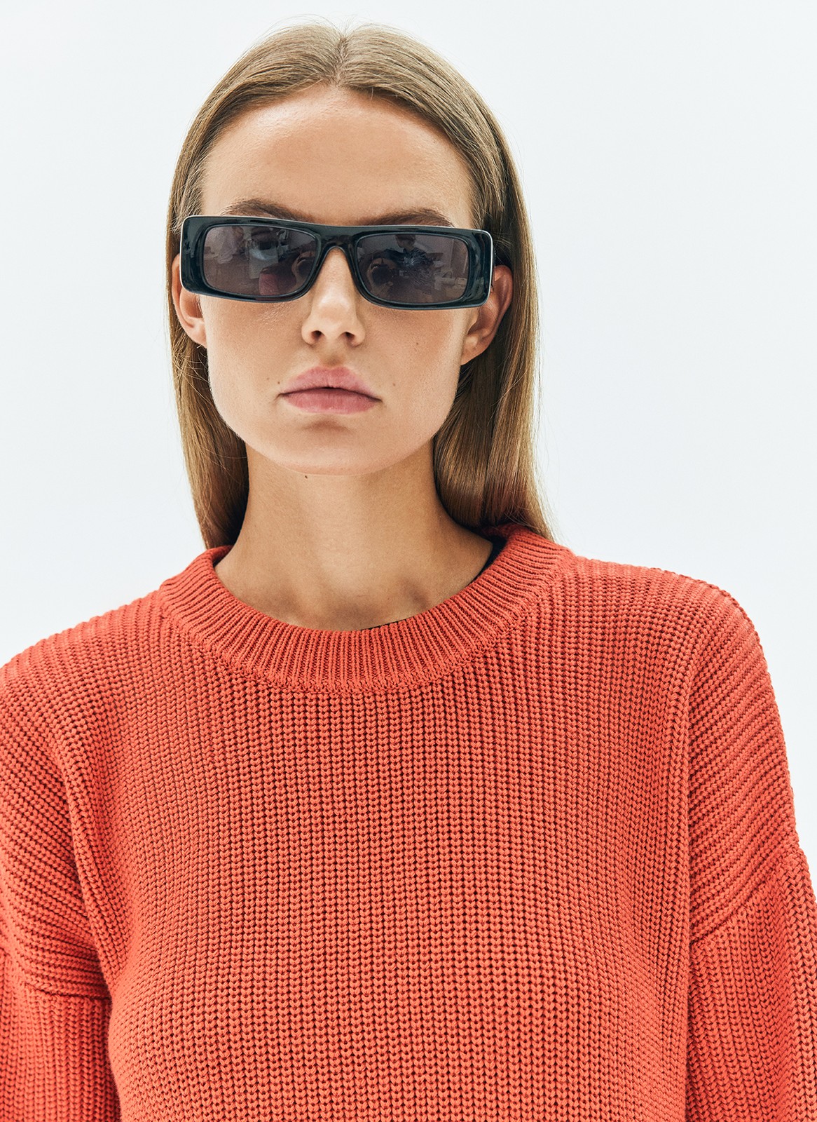 Трикотажный джемпер с длинным рукавом для женщины, цвет: Терракотово-Красный Allweneed Хлопковый свитер. Модель свободного силуэта, с круглой горловиной. Легко вписывается в осенний гардероб. Благодаря слегка расслабленной, но плотной вязке мелкой косичкой создается эффект воздушности. Материал дышит и позволяет поддерживать оптимальную температуру тела. Каждый сезон мы пополняем палитру модели новыми оттенками. Летом свитер подходит для прохладных вечеров, а осенью советуем включить его в повседневную базу и носить с футболками и рубашками.