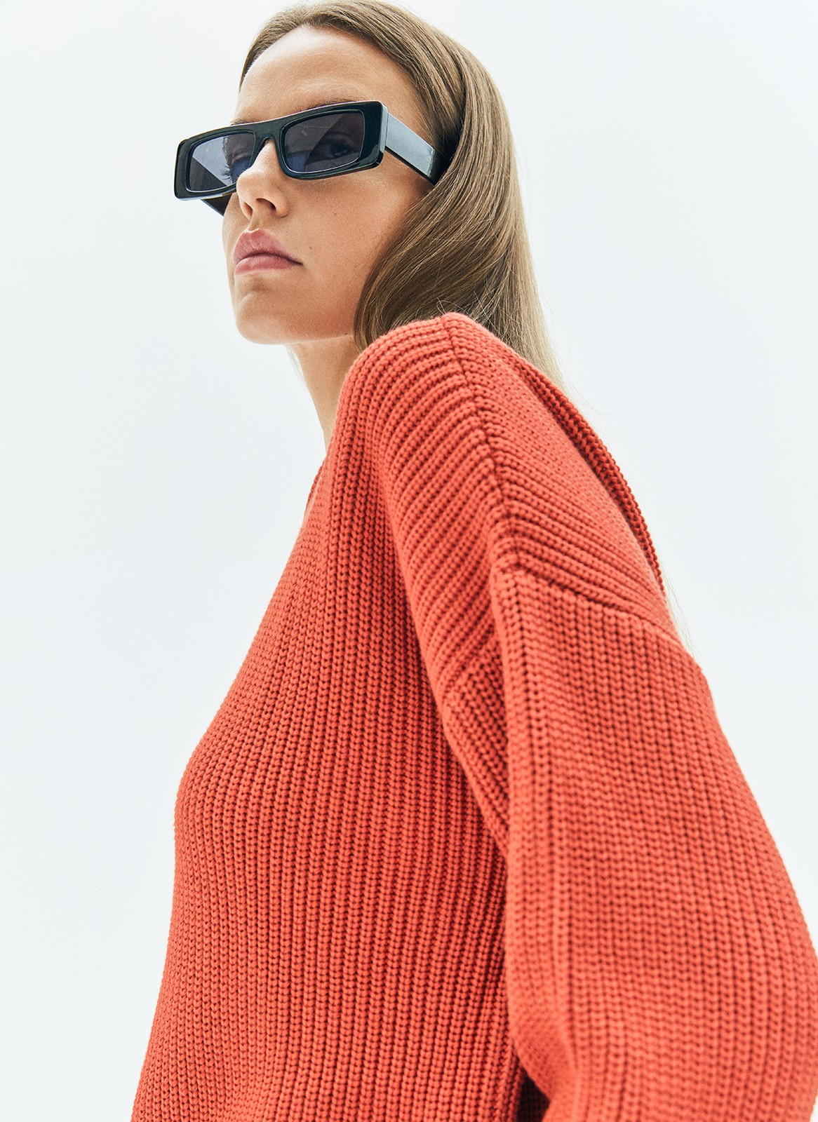 Трикотажный джемпер с длинным рукавом для женщины, цвет: Терракотово-Красный Allweneed Хлопковый свитер. Модель свободного силуэта, с круглой горловиной. Легко вписывается в осенний гардероб. Благодаря слегка расслабленной, но плотной вязке мелкой косичкой создается эффект воздушности. Материал дышит и позволяет поддерживать оптимальную температуру тела. Каждый сезон мы пополняем палитру модели новыми оттенками. Летом свитер подходит для прохладных вечеров, а осенью советуем включить его в повседневную базу и носить с футболками и рубашками.