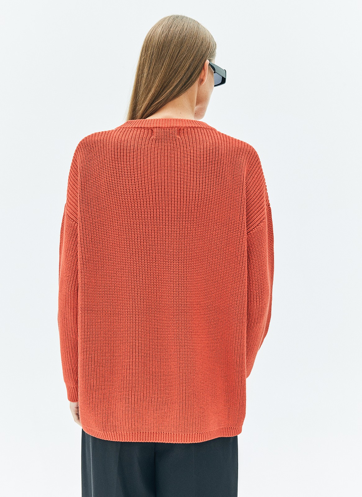 Трикотажный джемпер с длинным рукавом для женщины, цвет: Терракотово-Красный Allweneed Хлопковый свитер. Модель свободного силуэта, с круглой горловиной. Легко вписывается в осенний гардероб. Благодаря слегка расслабленной, но плотной вязке мелкой косичкой создается эффект воздушности. Материал дышит и позволяет поддерживать оптимальную температуру тела. Каждый сезон мы пополняем палитру модели новыми оттенками. Летом свитер подходит для прохладных вечеров, а осенью советуем включить его в повседневную базу и носить с футболками и рубашками.