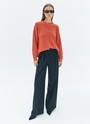Трикотажный джемпер с длинным рукавом для женщины, цвет: Терракотово-Красный Allweneed Хлопковый свитер. Модель свободного силуэта, с круглой горловиной. Легко вписывается в осенний гардероб. Благодаря слегка расслабленной, но плотной вязке мелкой косичкой создается эффект воздушности. Материал дышит и позволяет поддерживать оптимальную температуру тела. Каждый сезон мы пополняем палитру модели новыми оттенками. Летом свитер подходит для прохладных вечеров, а осенью советуем включить его в повседневную базу и носить с футболками и рубашками.