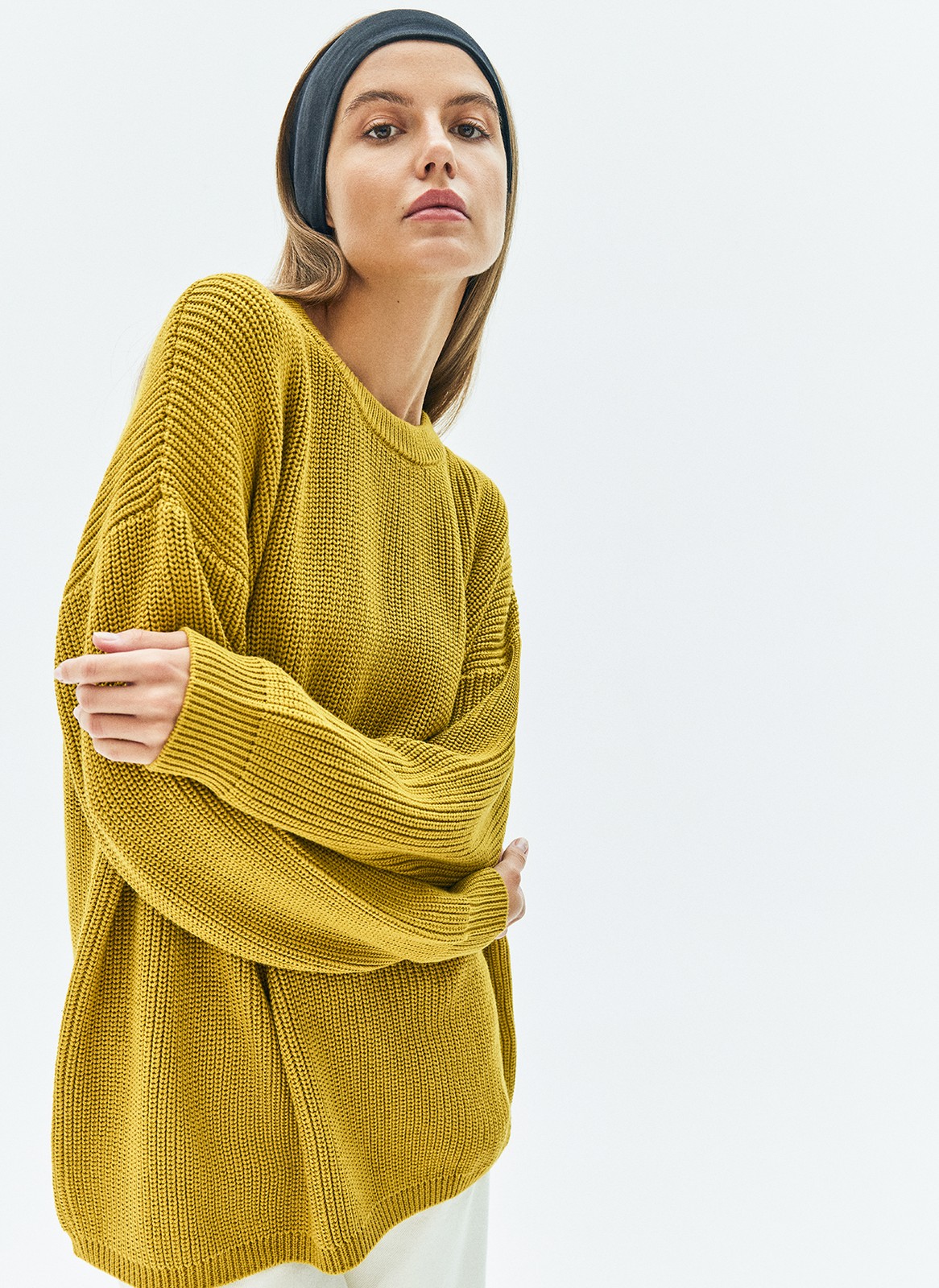 Хлопковый свитер. Модель свободного силуэта, с круглой горловиной. Легко вписывается в осенний гардероб. Благодаря слегка расслабленной, но плотной вязке мелкой косичкой создается эффект воздушности. Материал дышит и позволяет поддерживать оптимальную температуру тела. Каждый сезон мы пополняем палитру модели новыми оттенками. Летом свитер подходит для прохладных вечеров, а осенью советуем включить его в повседневную базу и носить с футболками и рубашками.