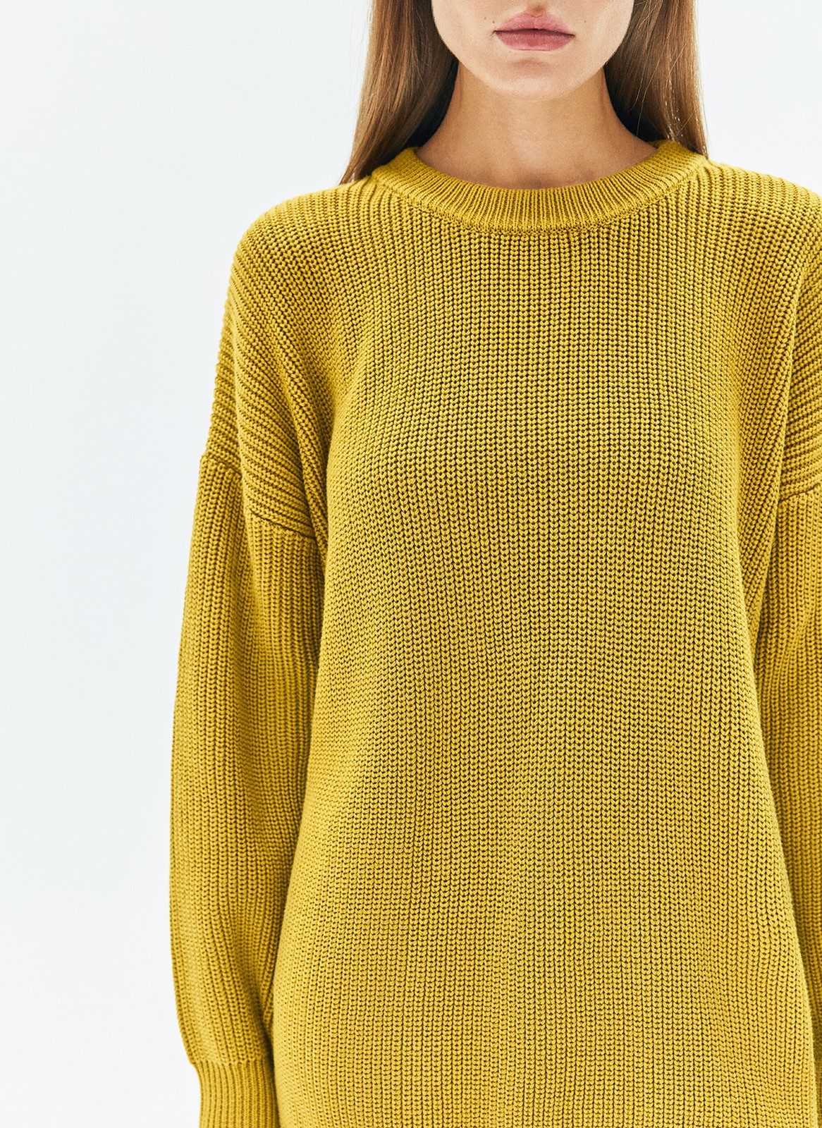 Хлопковый свитер. Модель свободного силуэта, с круглой горловиной. Легко вписывается в осенний гардероб. Благодаря слегка расслабленной, но плотной вязке мелкой косичкой создается эффект воздушности. Материал дышит и позволяет поддерживать оптимальную температуру тела. Каждый сезон мы пополняем палитру модели новыми оттенками. Летом свитер подходит для прохладных вечеров, а осенью советуем включить его в повседневную базу и носить с футболками и рубашками.