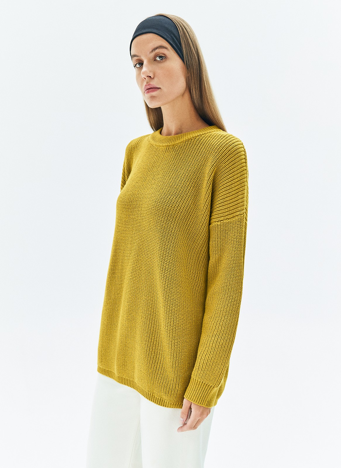 Хлопковый свитер. Модель свободного силуэта, с круглой горловиной. Легко вписывается в осенний гардероб. Благодаря слегка расслабленной, но плотной вязке мелкой косичкой создается эффект воздушности. Материал дышит и позволяет поддерживать оптимальную температуру тела. Каждый сезон мы пополняем палитру модели новыми оттенками. Летом свитер подходит для прохладных вечеров, а осенью советуем включить его в повседневную базу и носить с футболками и рубашками.