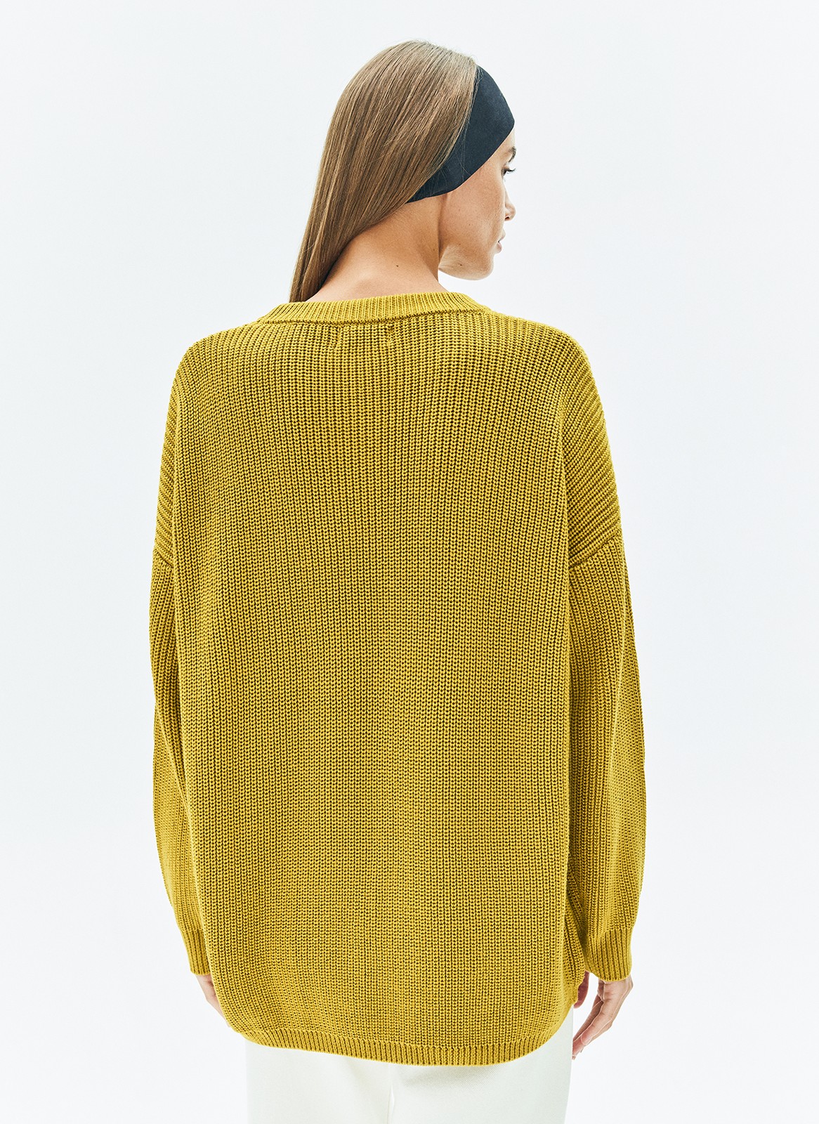 Хлопковый свитер. Модель свободного силуэта, с круглой горловиной. Легко вписывается в осенний гардероб. Благодаря слегка расслабленной, но плотной вязке мелкой косичкой создается эффект воздушности. Материал дышит и позволяет поддерживать оптимальную температуру тела. Каждый сезон мы пополняем палитру модели новыми оттенками. Летом свитер подходит для прохладных вечеров, а осенью советуем включить его в повседневную базу и носить с футболками и рубашками.