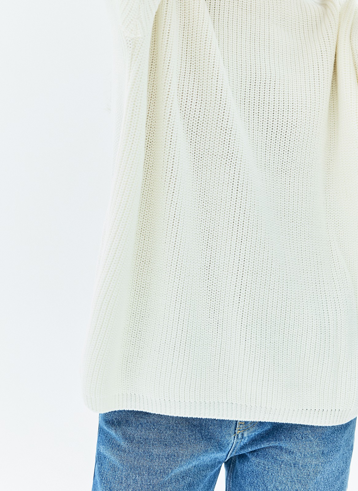 Хлопковый свитер. Модель свободного силуэта, с круглой горловиной. Легко вписывается в осенний гардероб. Благодаря слегка расслабленной, но плотной вязке мелкой косичкой создается эффект воздушности. Материал дышит и позволяет поддерживать оптимальную температуру тела. Каждый сезон мы пополняем палитру модели новыми оттенками. Летом свитер подходит для прохладных вечеров, а осенью советуем включить его в повседневную базу и носить с футболками и рубашками.