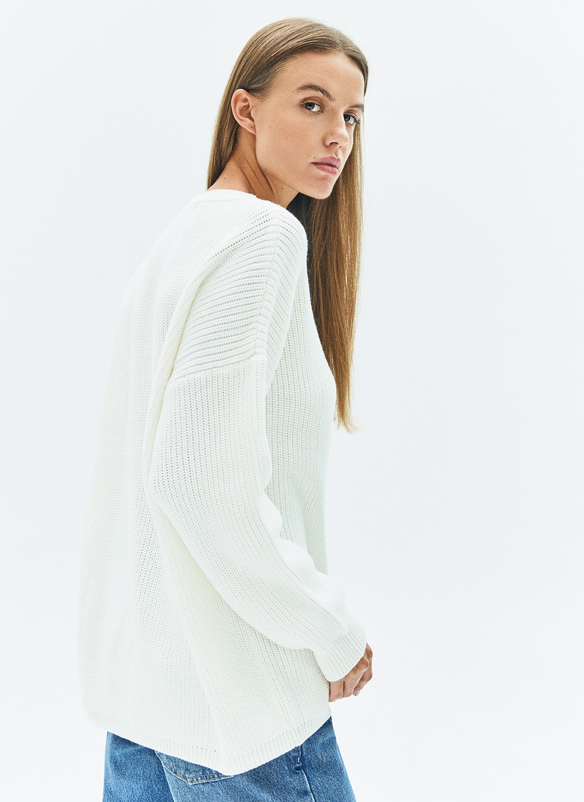 Хлопковый свитер. Модель свободного силуэта, с круглой горловиной. Легко вписывается в осенний гардероб. Благодаря слегка расслабленной, но плотной вязке мелкой косичкой создается эффект воздушности. Материал дышит и позволяет поддерживать оптимальную температуру тела. Каждый сезон мы пополняем палитру модели новыми оттенками. Летом свитер подходит для прохладных вечеров, а осенью советуем включить его в повседневную базу и носить с футболками и рубашками.