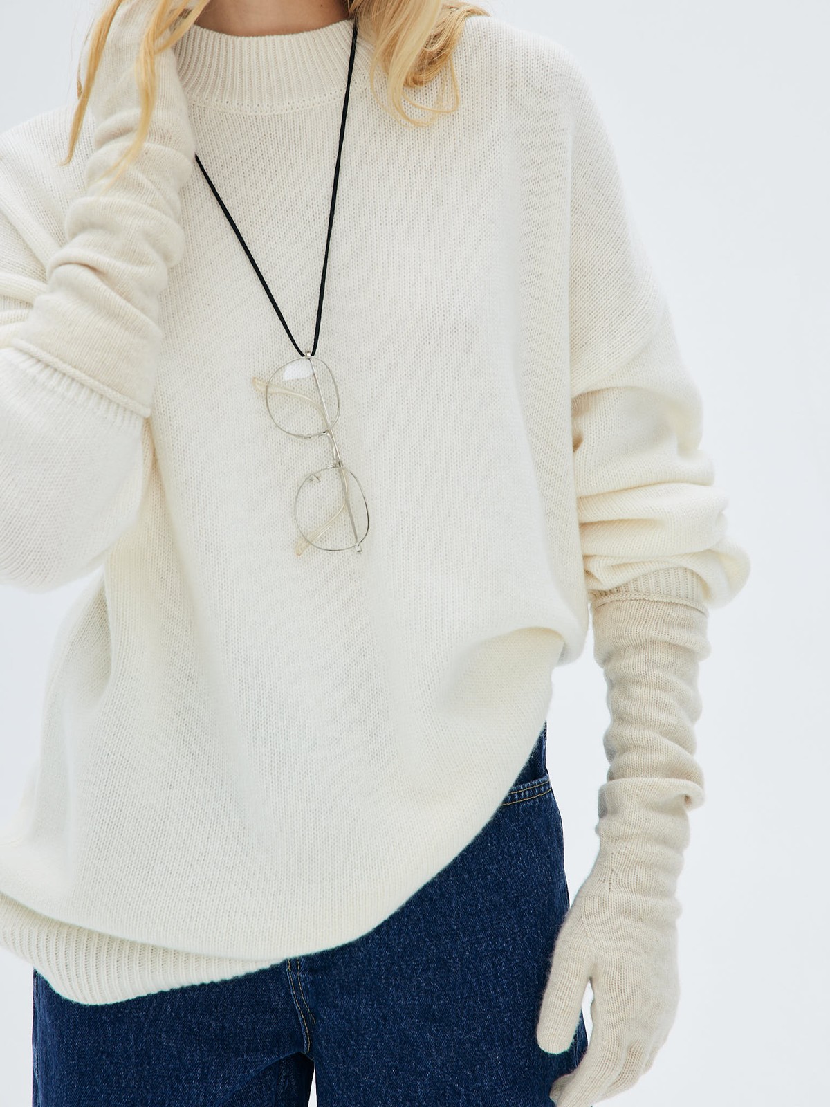 Длинные перчатки из пряжи must have для осенних прогулок. Благодаря продуманному составу вам будет комфортно в прохладу. Носите вместе с шапкой из новой коллекции.