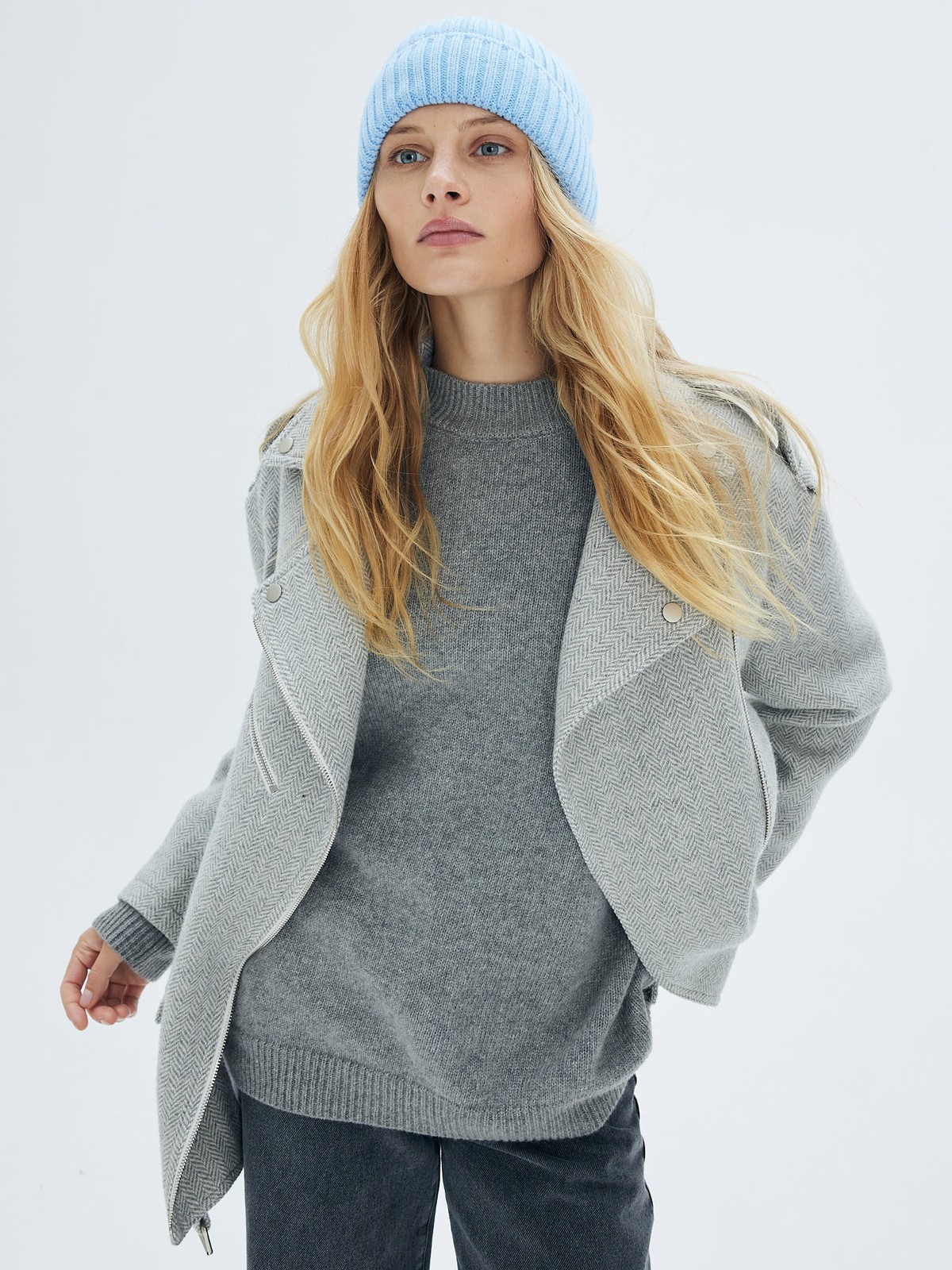 Вязаная шапка из смесового материала. Приятная на ощупь пряжа согревает и защищает от ветра. Сочетайте с шарфом и перчатками.