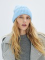 Вязаная шапка из смесового материала. Приятная на ощупь пряжа согревает и защищает от ветра. Сочетайте с шарфом и перчатками.