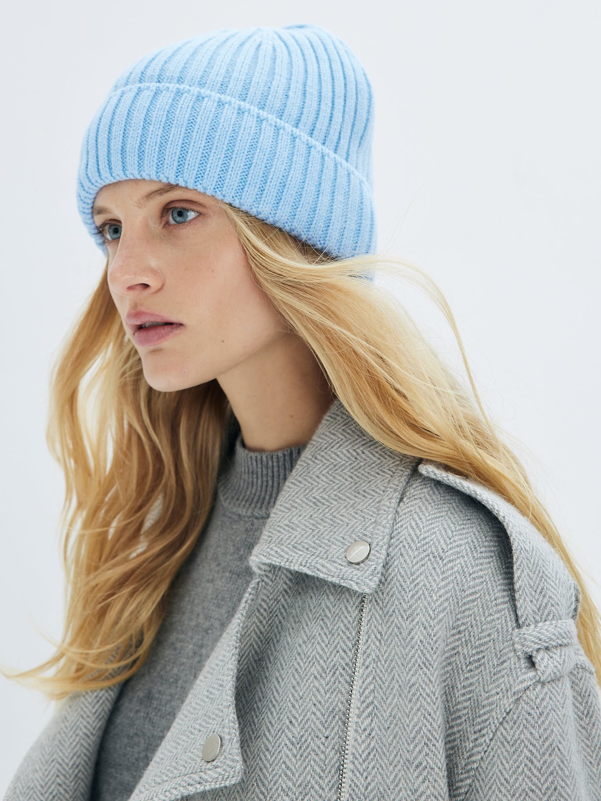 Вязаная шапка из смесового материала. Приятная на ощупь пряжа согревает и защищает от ветра. Сочетайте с шарфом и перчатками.