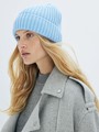 Вязаная шапка из смесового материала. Приятная на ощупь пряжа согревает и защищает от ветра. Сочетайте с шарфом и перчатками.