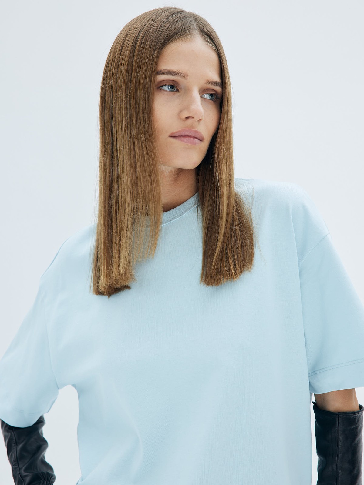 Футболка из плотного трикотажа. Модель свободного кроя со спущенным плечом. Благодаря материалу в футболке комфортно целый день. Носите с джинсами, юбками и брюками.

