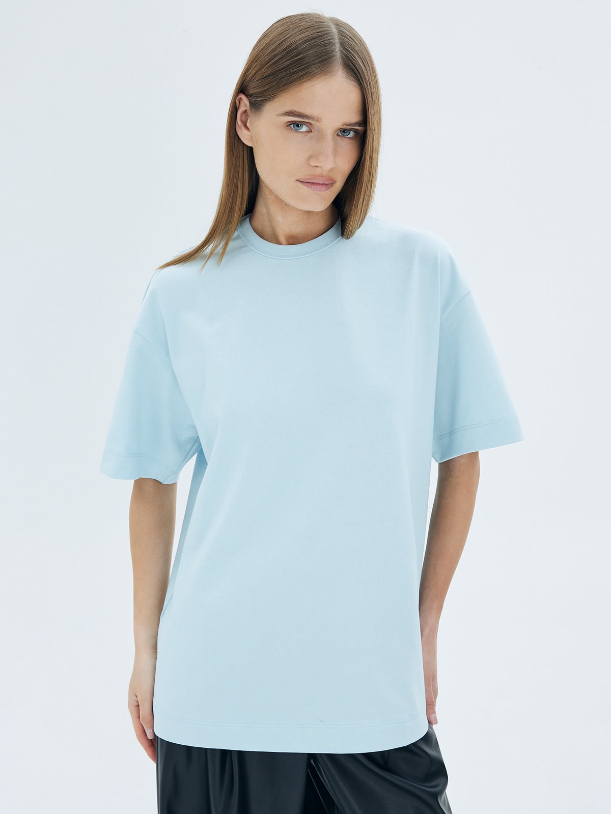 Футболка из плотного трикотажа. Модель свободного кроя со спущенным плечом. Благодаря материалу в футболке комфортно целый день. Носите с джинсами, юбками и брюками.

