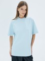 Футболка из плотного трикотажа. Модель свободного кроя со спущенным плечом. Благодаря материалу в футболке комфортно целый день. Носите с джинсами, юбками и брюками.

