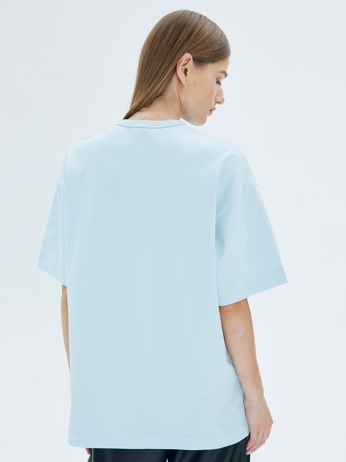 Футболка из плотного трикотажа. Модель свободного кроя со спущенным плечом. Благодаря материалу в футболке комфортно целый день. Носите с джинсами, юбками и брюками.

