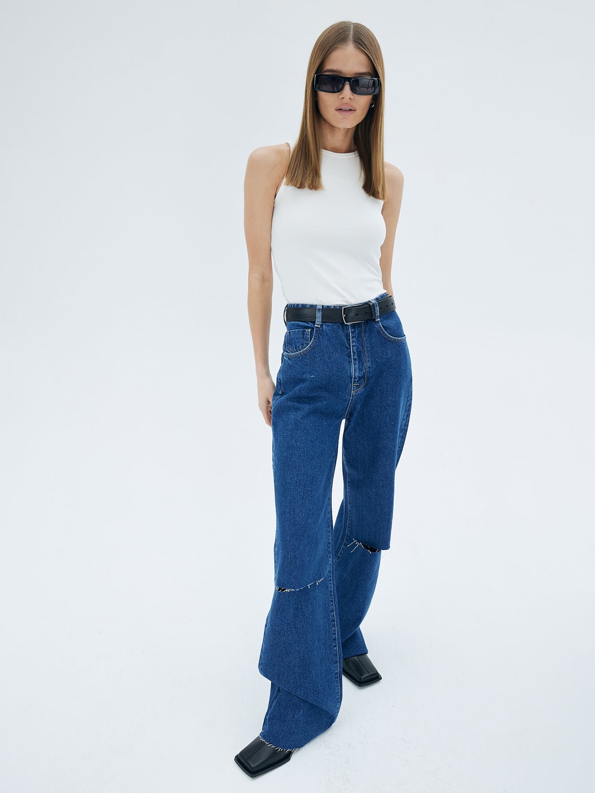 Джинсы прямые со средней посадкой, цвет: синий Allweneed Прямые джинсы с разрезами. Посадка на линии талии. Ваша любимая модель полной длины. Четыре кармана. Плотный материал позволяет держать форму и красиво облегает линию бедра. Мы выполнили джинсы из нашего премиального 100% хлопкового денима с авторской варкой и брендированной фурнитурой высокого качества, по которой нас узнают.