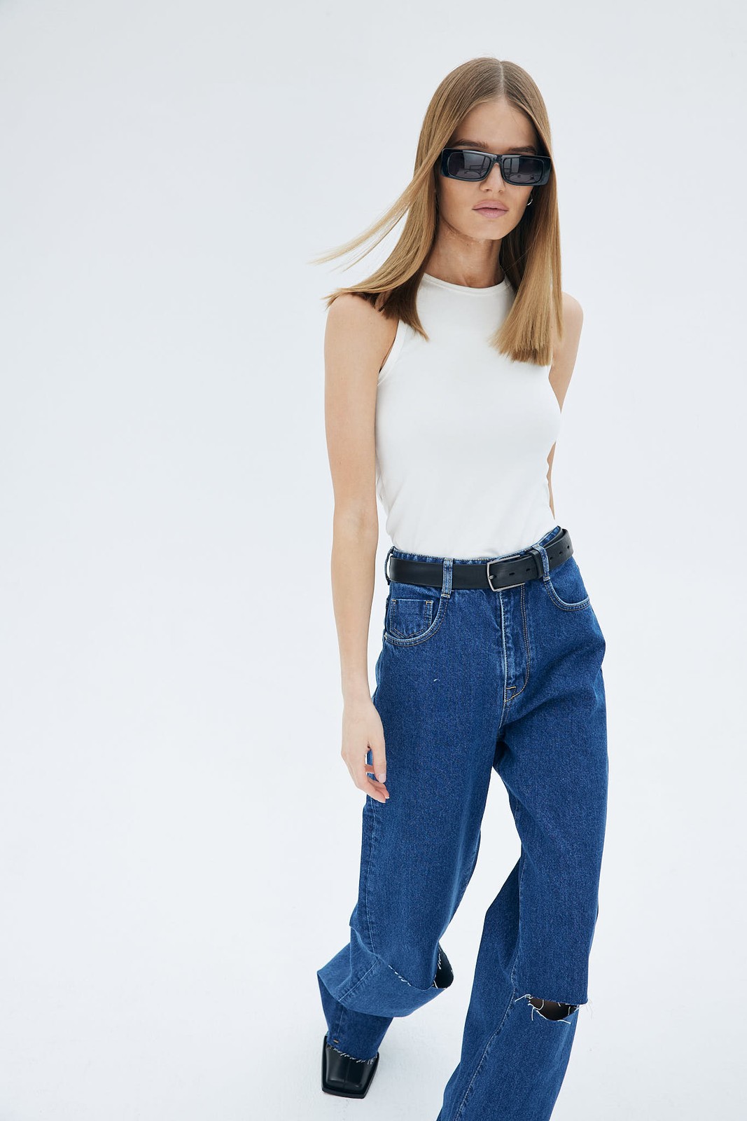 Джинсы прямые со средней посадкой, цвет: синий Allweneed Прямые джинсы с разрезами. Посадка на линии талии. Ваша любимая модель полной длины. Четыре кармана. Плотный материал позволяет держать форму и красиво облегает линию бедра. Мы выполнили джинсы из нашего премиального 100% хлопкового денима с авторской варкой и брендированной фурнитурой высокого качества, по которой нас узнают.