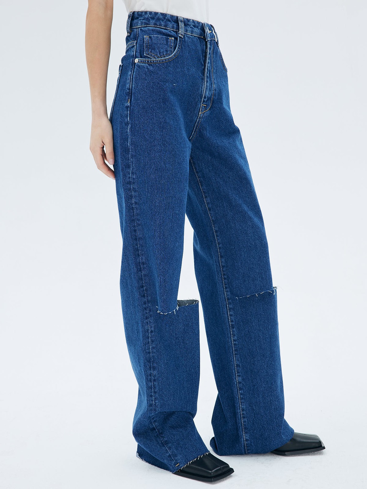 Джинсы прямые со средней посадкой, цвет: синий Allweneed Прямые джинсы с разрезами. Посадка на линии талии. Ваша любимая модель полной длины. Четыре кармана. Плотный материал позволяет держать форму и красиво облегает линию бедра. Мы выполнили джинсы из нашего премиального 100% хлопкового денима с авторской варкой и брендированной фурнитурой высокого качества, по которой нас узнают.