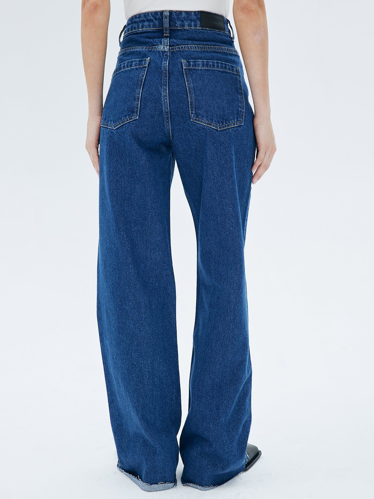 Джинсы прямые со средней посадкой, цвет: синий Allweneed Прямые джинсы с разрезами. Посадка на линии талии. Ваша любимая модель полной длины. Четыре кармана. Плотный материал позволяет держать форму и красиво облегает линию бедра. Мы выполнили джинсы из нашего премиального 100% хлопкового денима с авторской варкой и брендированной фурнитурой высокого качества, по которой нас узнают.