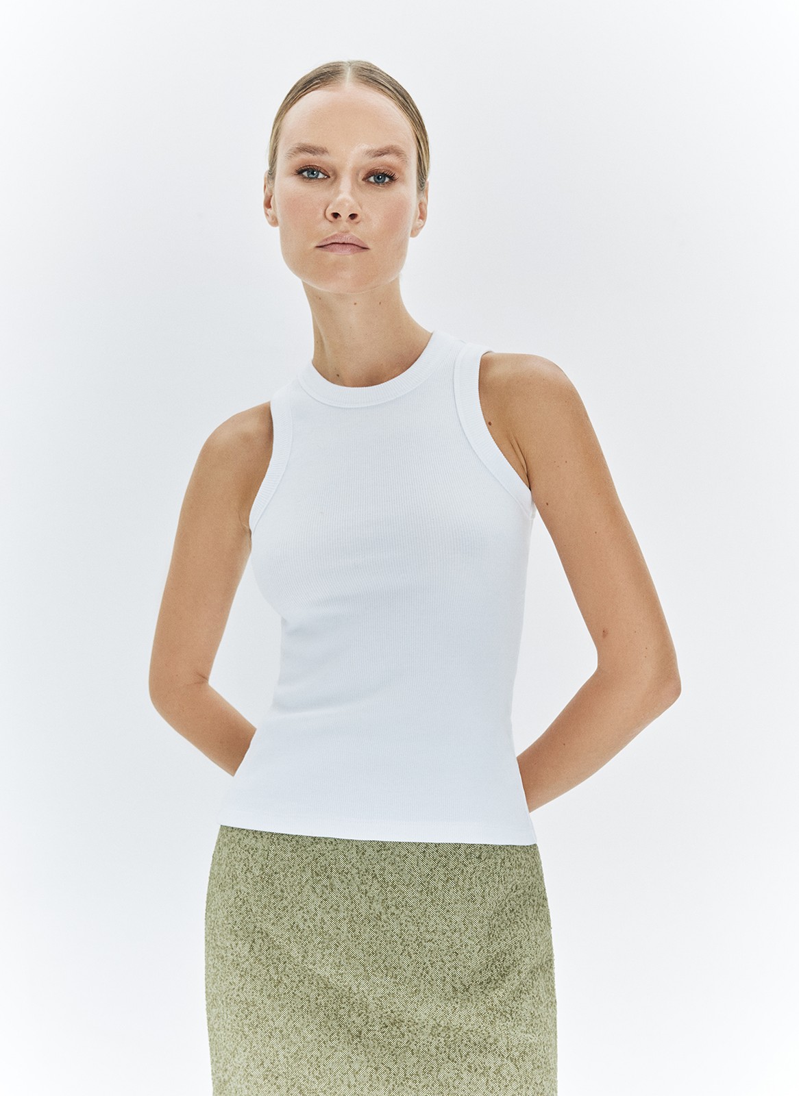 Майка в рубчик, цвет: молочный Allweneed
Базовая майка в тонкий рубчик из мягкого, но формоустойчивого трикотажа. Модель комфортно облегает силуэт, приятна к телу, может служить альтернативой футболке. Мы сочетаем изделие с джинсами, трикотажными джоггерами и костюмными брюками. В жаркую погоду советуем носить самостоятельно, а с наступлением прохлады под хлопковую рубашку или пиджак с мужского плеча.