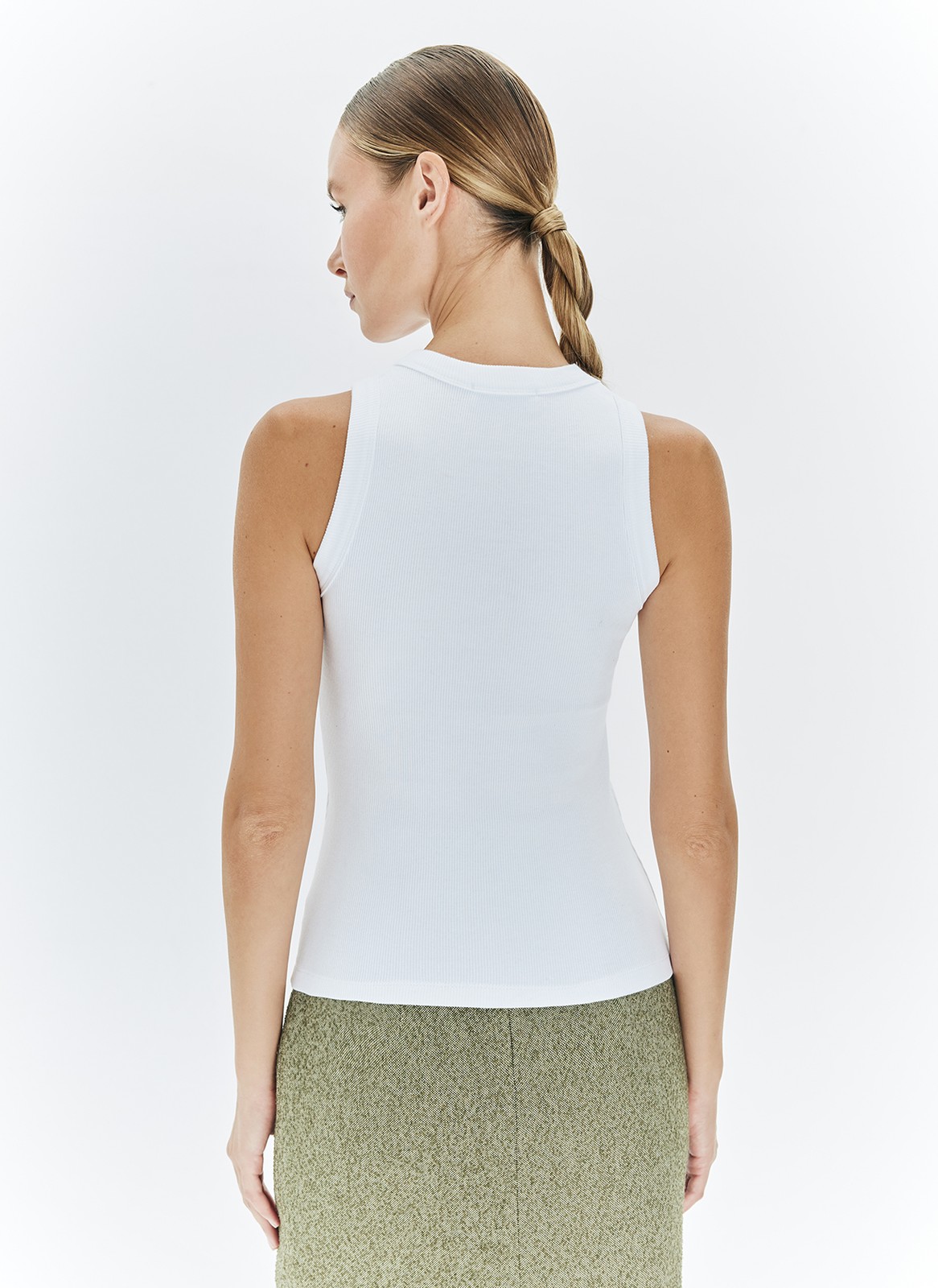 Майка в рубчик, цвет: молочный Allweneed
Базовая майка в тонкий рубчик из мягкого, но формоустойчивого трикотажа. Модель комфортно облегает силуэт, приятна к телу, может служить альтернативой футболке. Мы сочетаем изделие с джинсами, трикотажными джоггерами и костюмными брюками. В жаркую погоду советуем носить самостоятельно, а с наступлением прохлады под хлопковую рубашку или пиджак с мужского плеча.