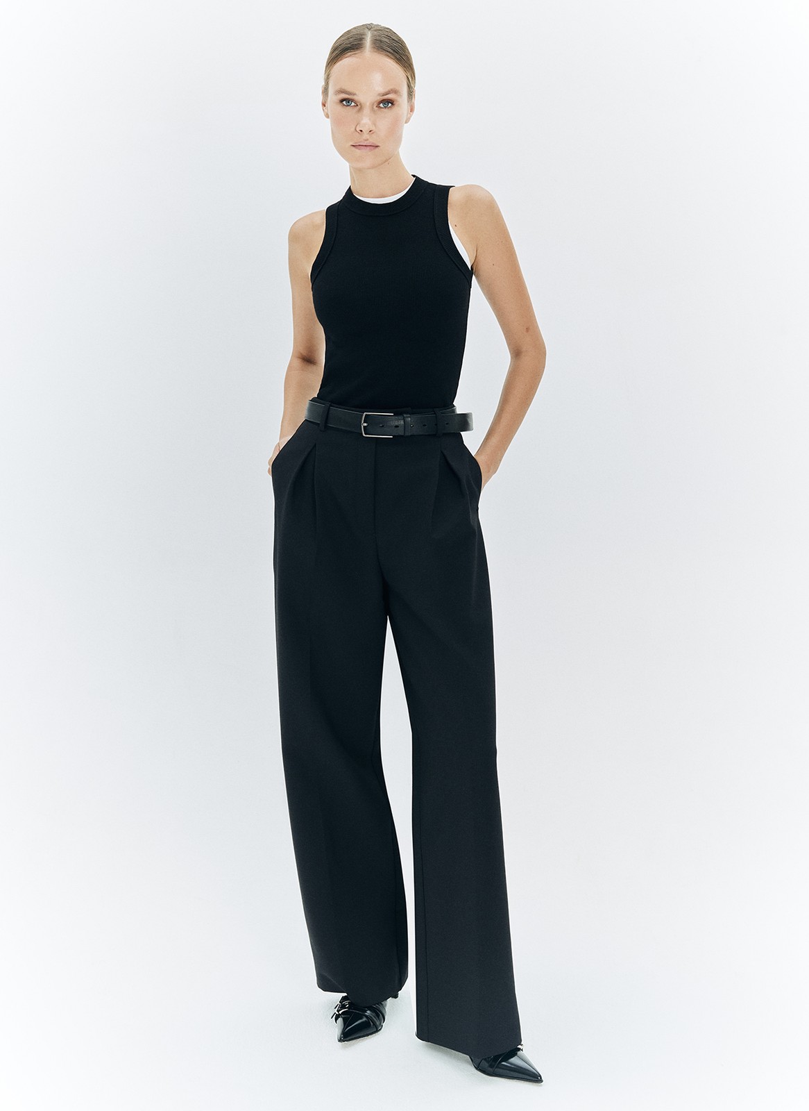 Майка в рубчик, цвет: Черный Allweneed
Базовая майка в тонкий рубчик из мягкого, но формоустойчивого трикотажа. Модель комфортно облегает силуэт, приятна к телу, может служить альтернативой футболке. Мы сочетаем изделие с джинсами, трикотажными джоггерами и костюмными брюками. В жаркую погоду советуем носить самостоятельно, а с наступлением прохлады под хлопковую рубашку или пиджак с мужского плеча.