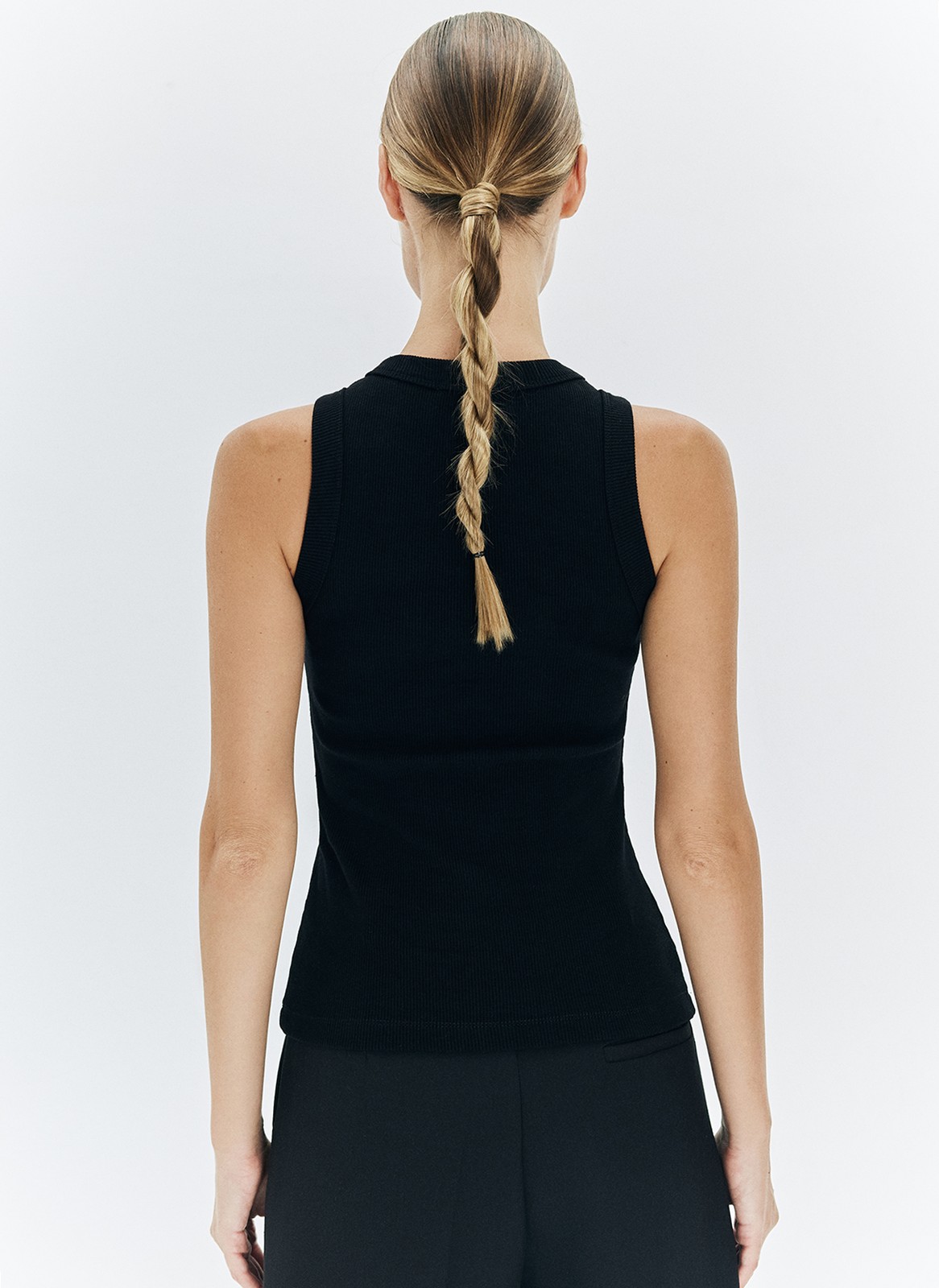 Майка в рубчик, цвет: Черный Allweneed
Базовая майка в тонкий рубчик из мягкого, но формоустойчивого трикотажа. Модель комфортно облегает силуэт, приятна к телу, может служить альтернативой футболке. Мы сочетаем изделие с джинсами, трикотажными джоггерами и костюмными брюками. В жаркую погоду советуем носить самостоятельно, а с наступлением прохлады под хлопковую рубашку или пиджак с мужского плеча.