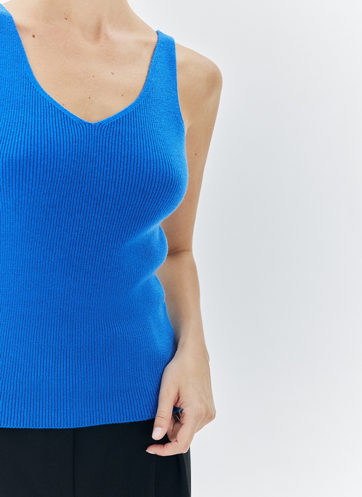 Топ из нежного трикотажа. Наш бестселлер в новых цветах. Благодаря вискозе в нём вам будет комфортно даже жарким днём. Пряжа дарит приятные тактильные ощущения. Рекомендуем носить как альтернативу футболкам.