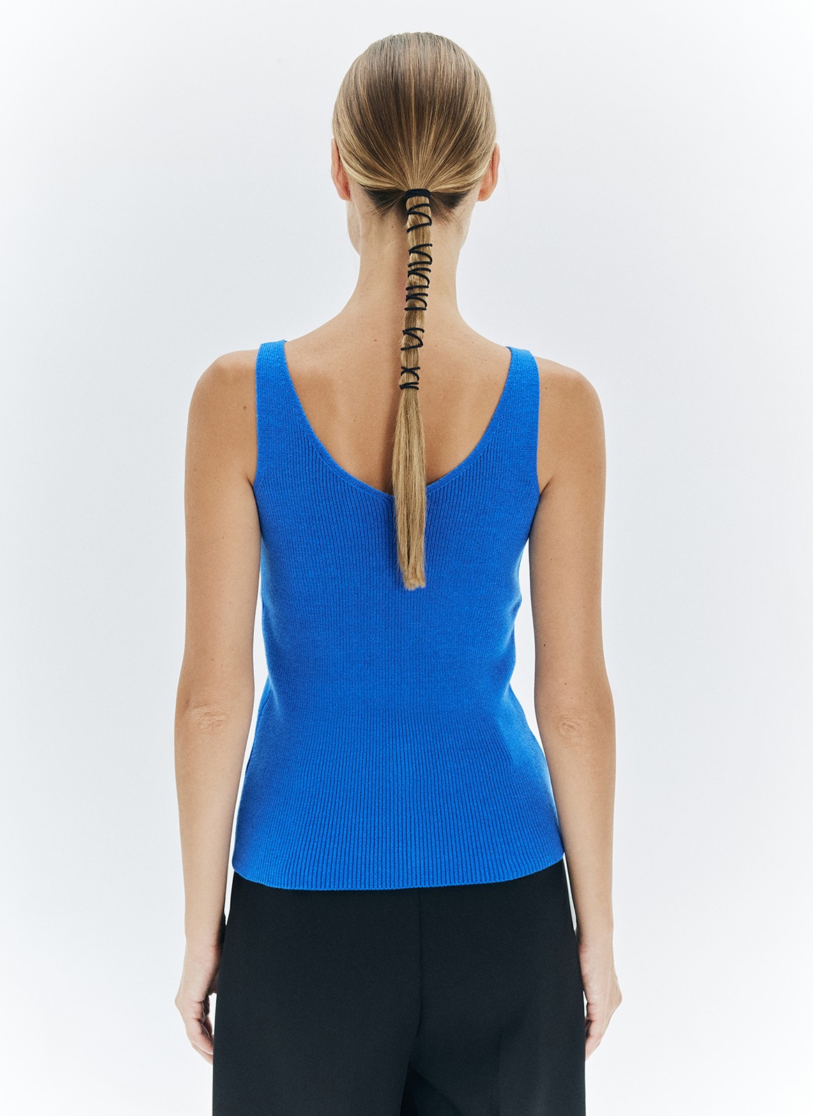 Топ из нежного трикотажа. Наш бестселлер в новых цветах. Благодаря вискозе в нём вам будет комфортно даже жарким днём. Пряжа дарит приятные тактильные ощущения. Рекомендуем носить как альтернативу футболкам.