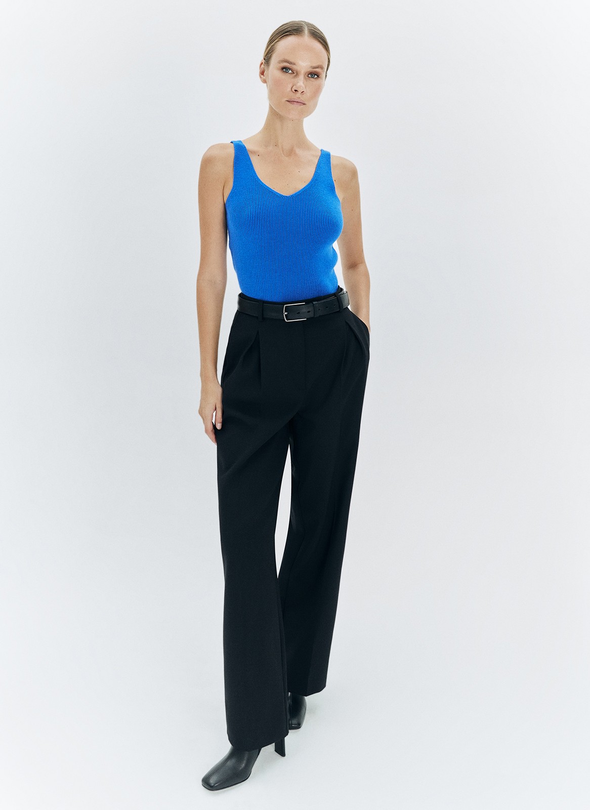 Топ из нежного трикотажа. Наш бестселлер в новых цветах. Благодаря вискозе в нём вам будет комфортно даже жарким днём. Пряжа дарит приятные тактильные ощущения. Рекомендуем носить как альтернативу футболкам.