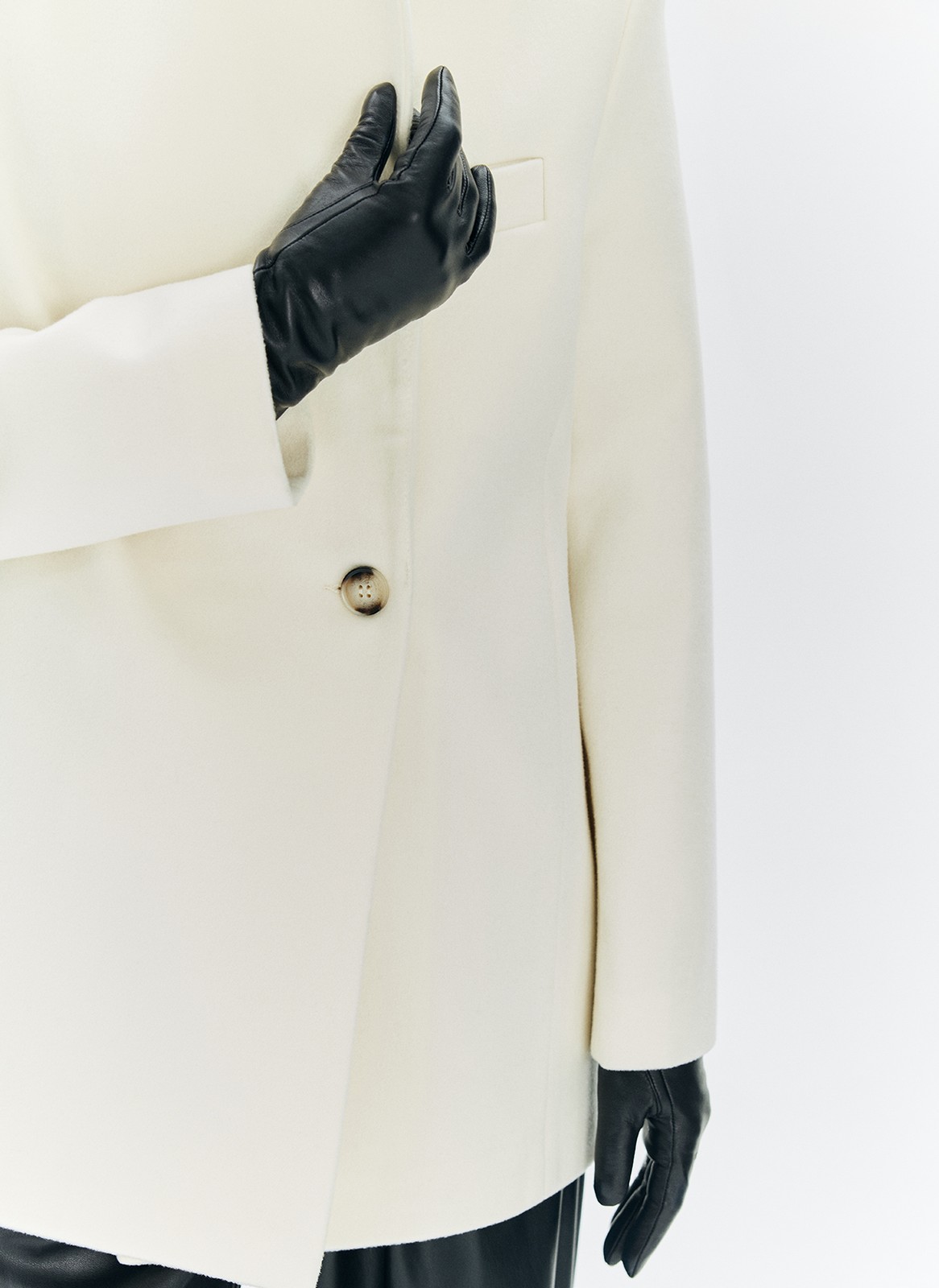 Перчатки укороченные из натуральной кожи, цвет: Черный Allweneed Короткие перчатки из натуральной кожи. Эта модель база высокого качества на осень. Носите в прохладную погоду с пальто и плащами.