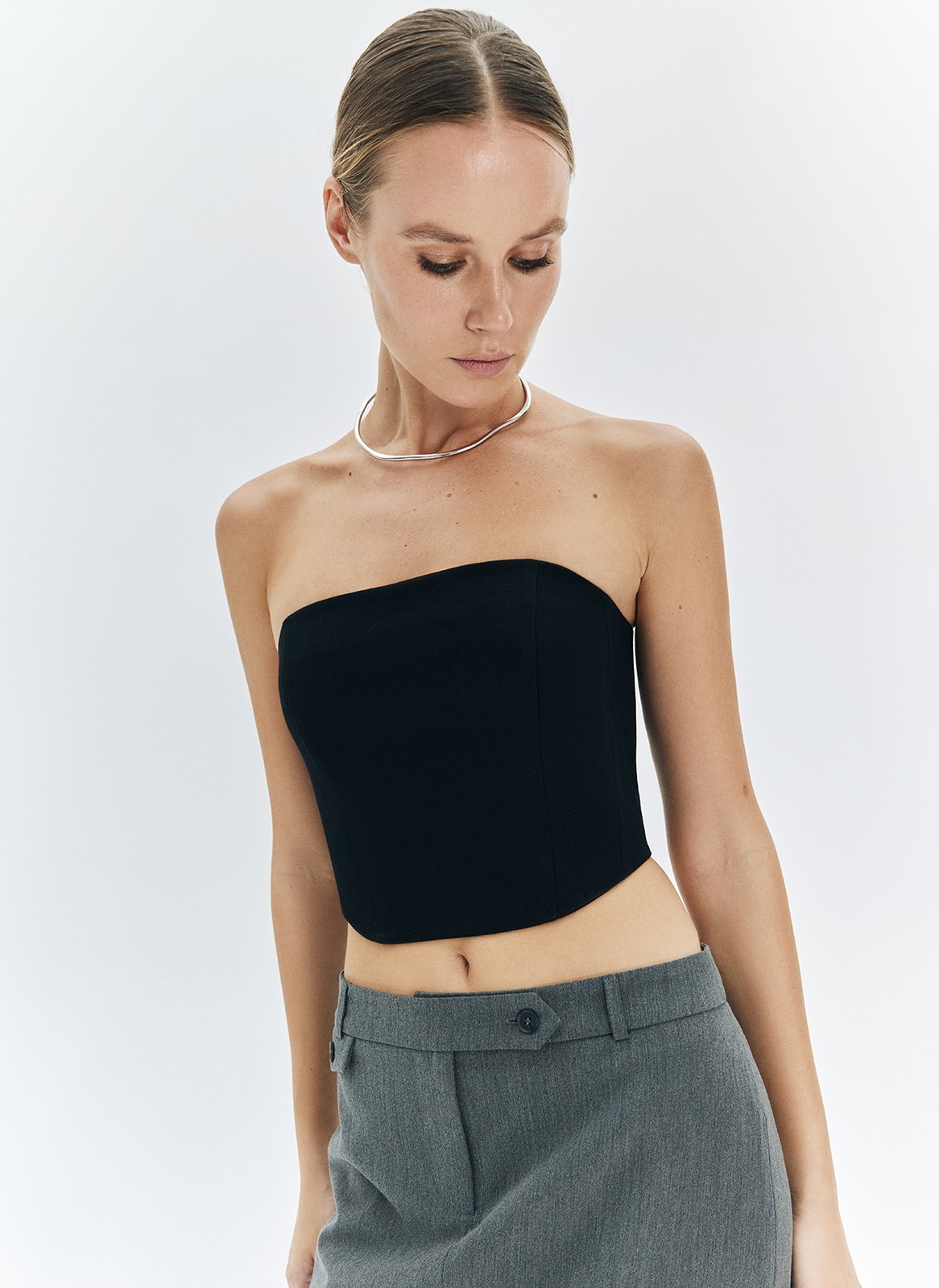 


Трендовый укороченный корсетный топ из хлопка. Модель из плотного материала, на завязках, благодаря чему хорошо держит форму. Топ облегает и правильно садится по фигуре. Вещь можно носить самостоятельно с юбками из денима и джинсами, а также надевать поверх рубашки или футболки в офис или на учёбу.

