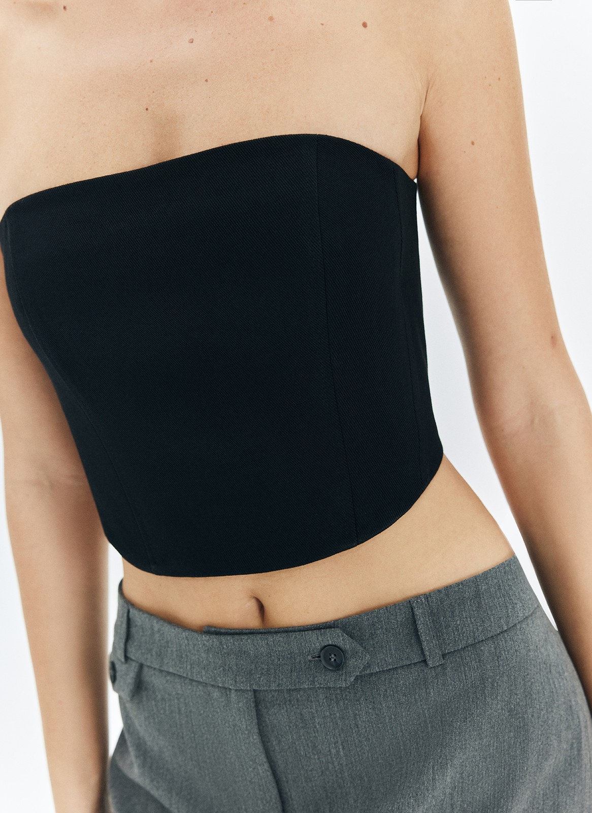 


Трендовый укороченный корсетный топ из хлопка. Модель из плотного материала, на завязках, благодаря чему хорошо держит форму. Топ облегает и правильно садится по фигуре. Вещь можно носить самостоятельно с юбками из денима и джинсами, а также надевать поверх рубашки или футболки в офис или на учёбу.

