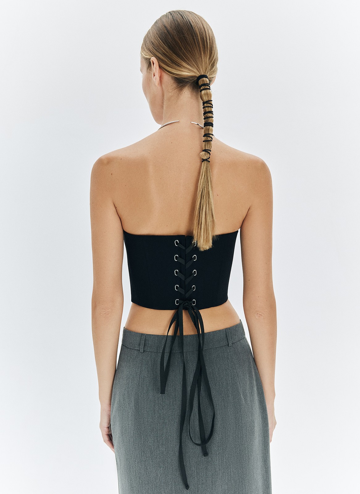 


Трендовый укороченный корсетный топ из хлопка. Модель из плотного материала, на завязках, благодаря чему хорошо держит форму. Топ облегает и правильно садится по фигуре. Вещь можно носить самостоятельно с юбками из денима и джинсами, а также надевать поверх рубашки или футболки в офис или на учёбу.

