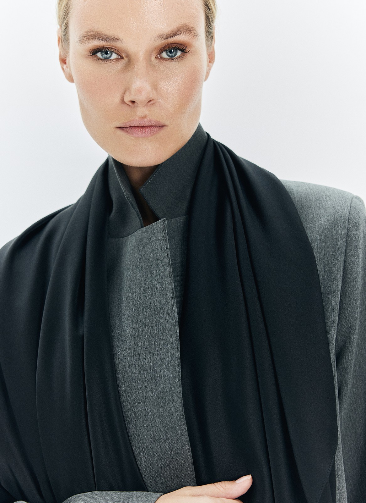 Платок из 100% натурального шёлка классический статусный аксессуар. Легко интегрируется в вечерние и повседневные образы. Повяжите его на шею, волосы или сумку.