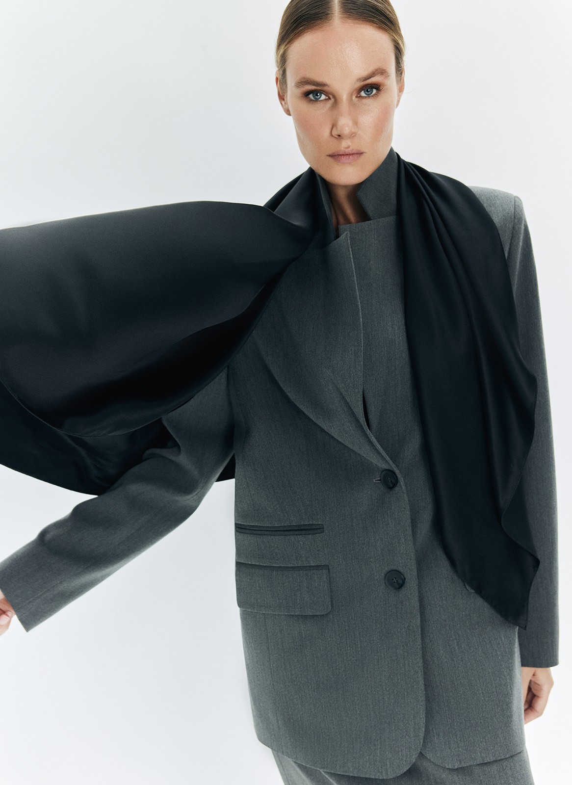 Платок из 100% натурального шёлка классический статусный аксессуар. Легко интегрируется в вечерние и повседневные образы. Повяжите его на шею, волосы или сумку.