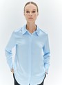 


Рубашка из 100% натурального шёлка. Шёлк уникальный материал, который обладает деликатным блеском, а благодаря плотному переплетению лёгких нитей обеспечивает особую гладкость полотна. Модель имеет классический крой, планку с пуговицами в тон и широкие манжеты. Сочетайте с летящими юбками, брюками и пальто для создания статусных образов.