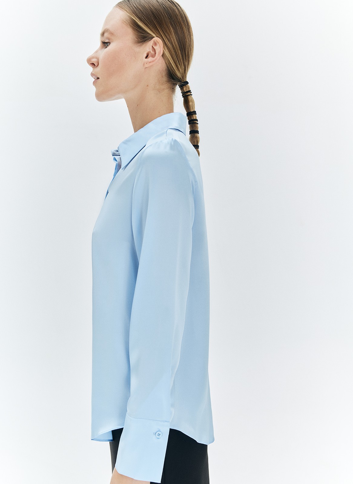 


Рубашка из 100% натурального шёлка. Шёлк уникальный материал, который обладает деликатным блеском, а благодаря плотному переплетению лёгких нитей обеспечивает особую гладкость полотна. Модель имеет классический крой, планку с пуговицами в тон и широкие манжеты. Сочетайте с летящими юбками, брюками и пальто для создания статусных образов.