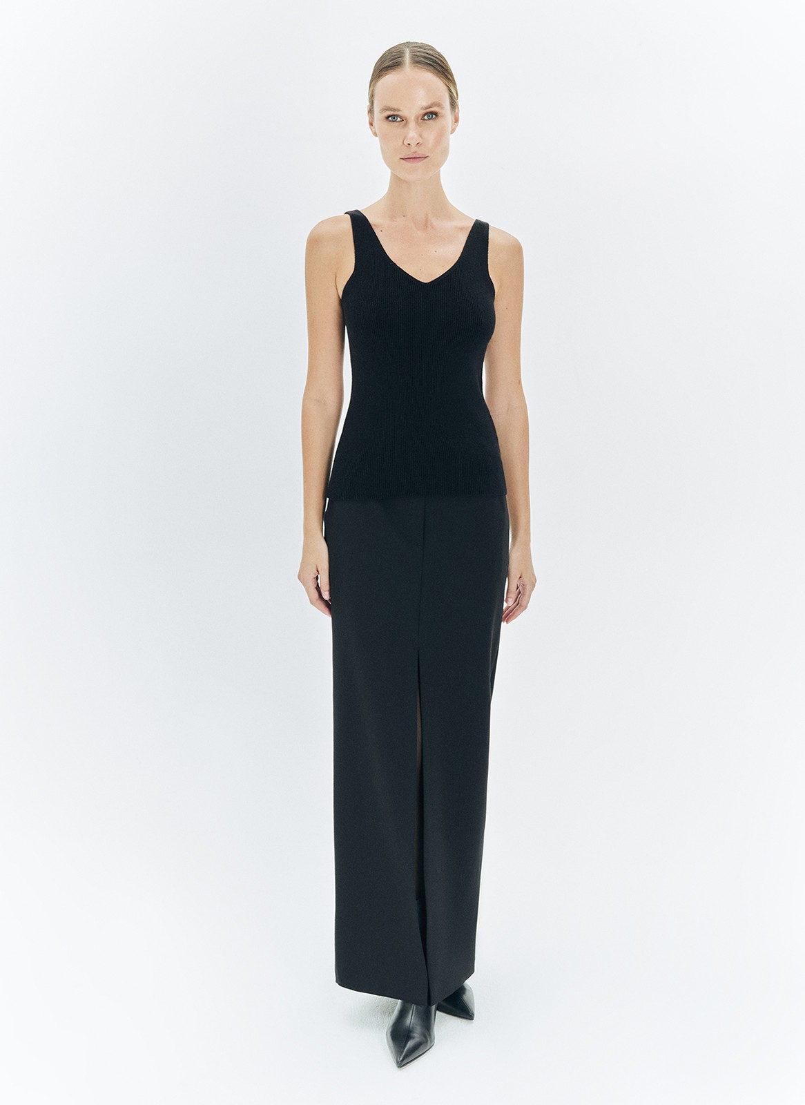 Топ из нежного трикотажа. Наш бестселлер в новых цветах. Благодаря вискозе в нём вам будет комфортно даже жарким днём. Пряжа дарит приятные тактильные ощущения. Рекомендуем носить как альтернативу футболкам.