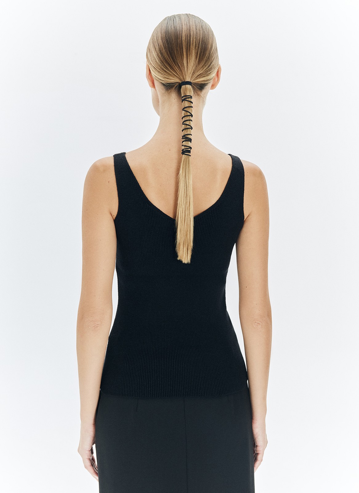 Топ из нежного трикотажа. Наш бестселлер в новых цветах. Благодаря вискозе в нём вам будет комфортно даже жарким днём. Пряжа дарит приятные тактильные ощущения. Рекомендуем носить как альтернативу футболкам.