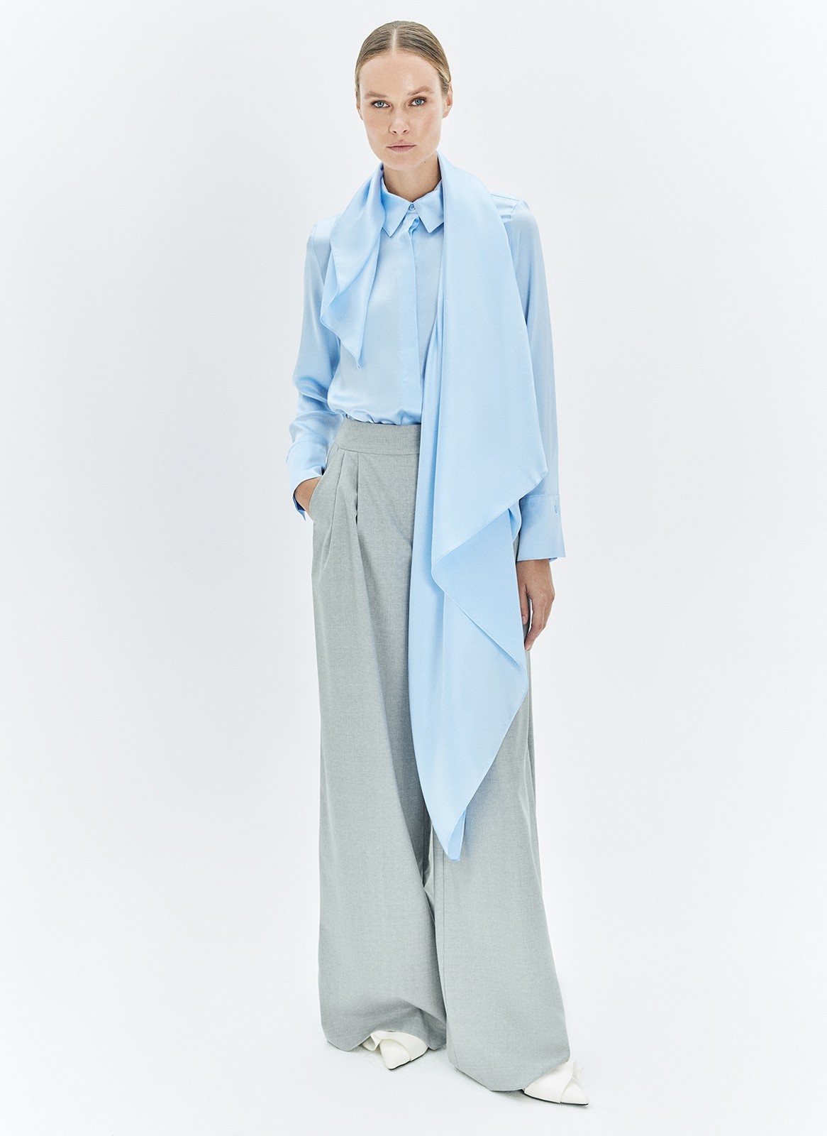 Платок из 100% натурального шёлка классический статусный аксессуар. Легко интегрируется в вечерние и повседневные образы. Повяжите его на шею, волосы или сумку.