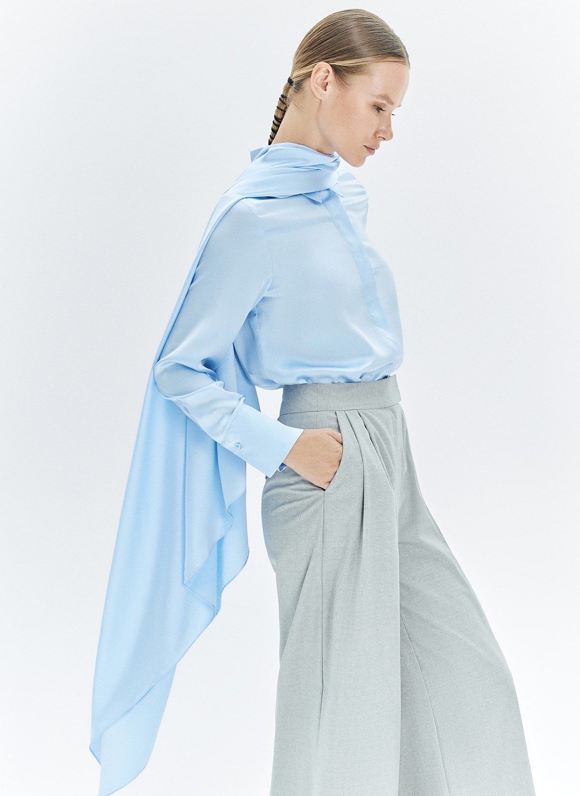 Платок из 100% натурального шёлка классический статусный аксессуар. Легко интегрируется в вечерние и повседневные образы. Повяжите его на шею, волосы или сумку.