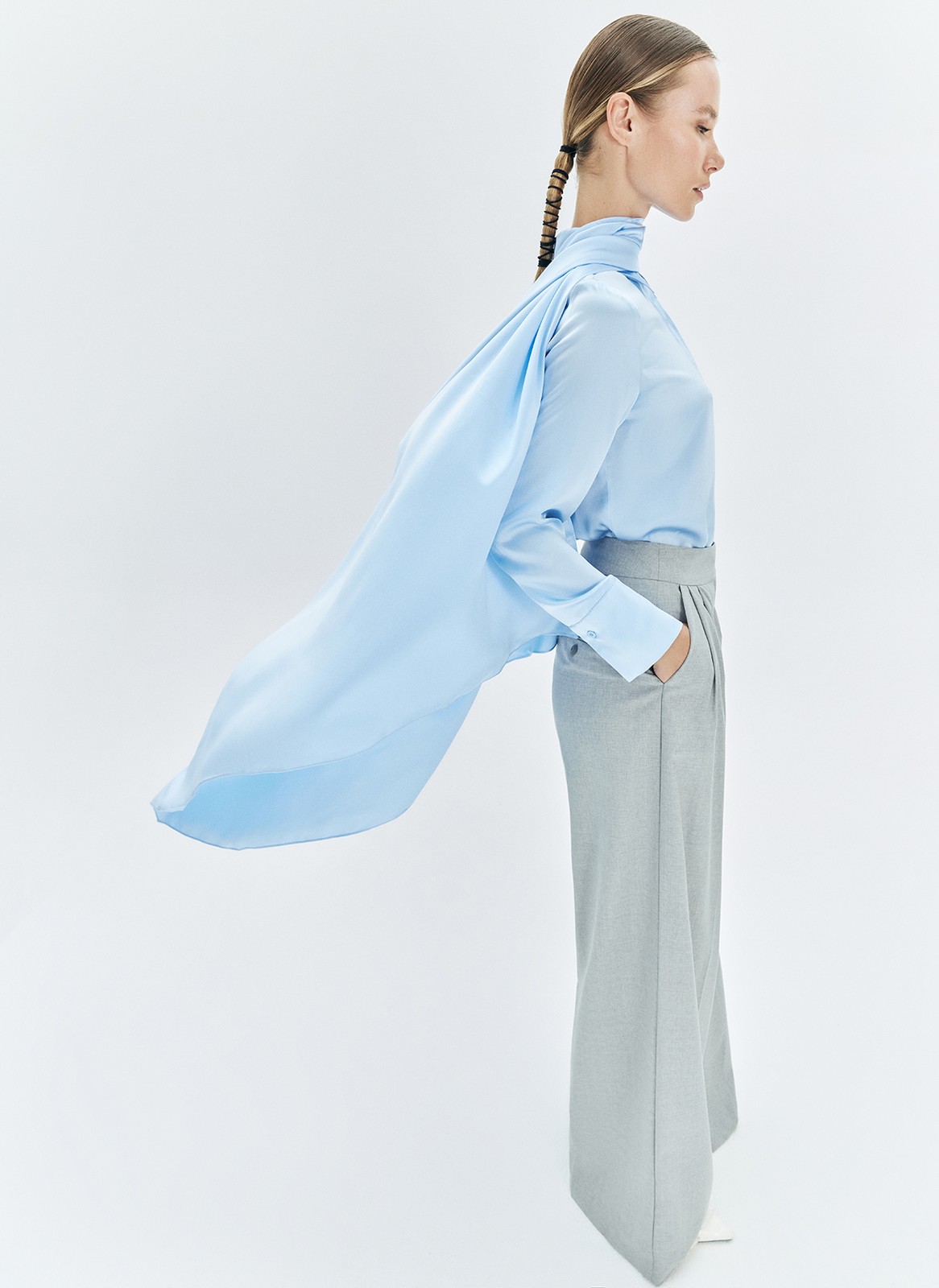 Платок из 100% натурального шёлка классический статусный аксессуар. Легко интегрируется в вечерние и повседневные образы. Повяжите его на шею, волосы или сумку.