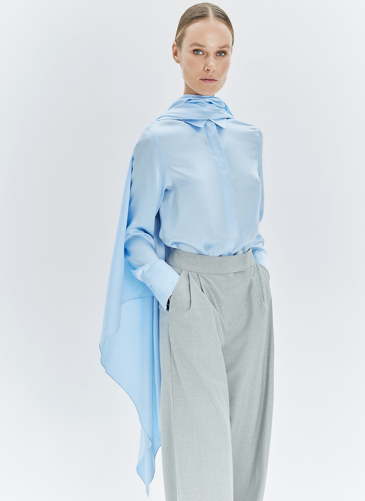 Платок из 100% натурального шёлка классический статусный аксессуар. Легко интегрируется в вечерние и повседневные образы. Повяжите его на шею, волосы или сумку.